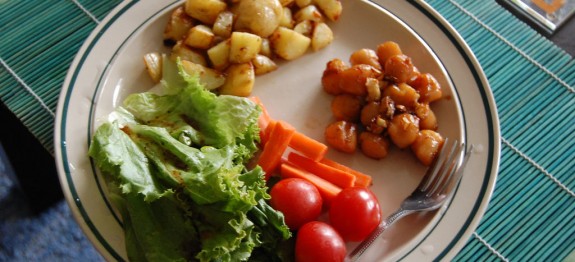 Tepsis burgonya és zöldségek