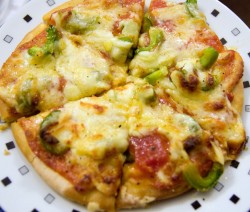 Mozzarellás-paprikás pizza