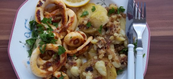 Fehérboros, chilis, fokhagymás tintahalkarikák petrezselymes sült krumplival