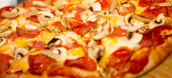 Pepperonis-gombás pizza