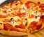 Pepperonis-gombás pizza