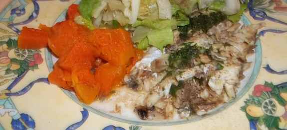 Sült tengeri sügér sütőtökkel és fejes salátával