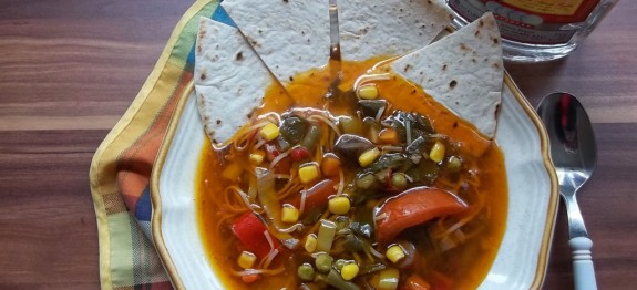 Mexikói zöldségleves tortillával és tequilával